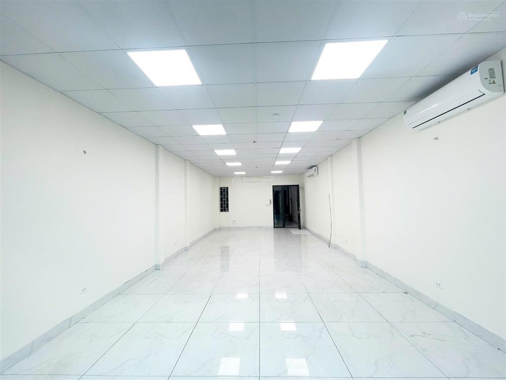 Chính chủ cho thuê vp nhà mới keng 70m2 view cực thoáng mặt tiền ốp kính phố trần vỹ, giá chỉ 14tr