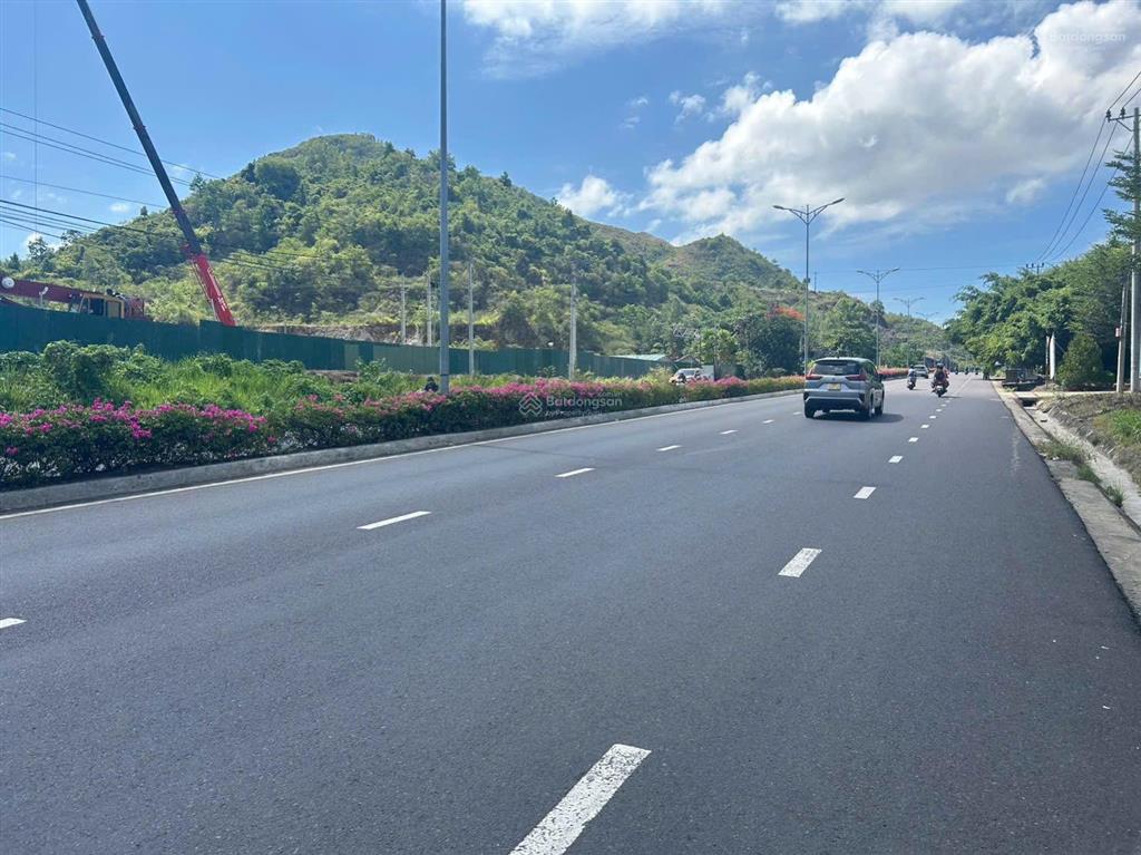 Bán đất góc 2 mt, đường 2/4 bắc nha trang, dt 528 m2, ngang 20,5 m giá 14,25 tỷ