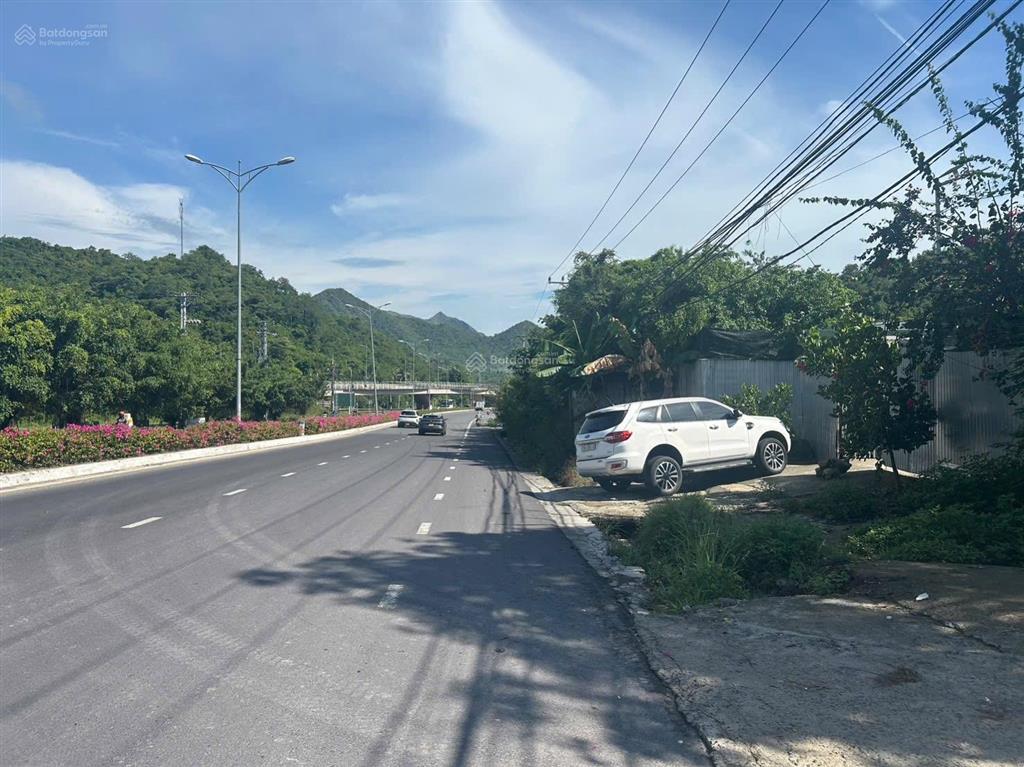 Bán đất góc 2 mt, đường 2/4 bắc nha trang, dt 528 m2, ngang 20,5 m giá 14,25 tỷ