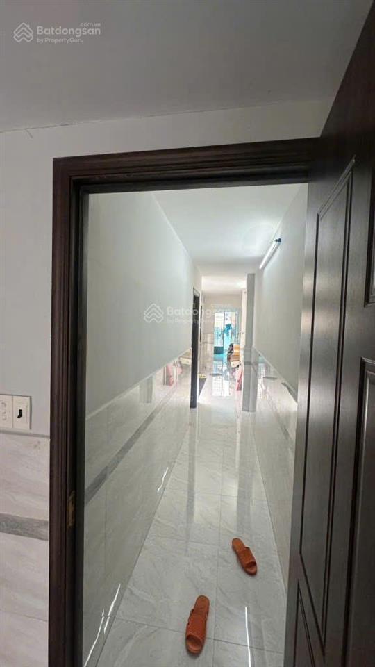 Cho thuê nhà đường huỳnh văn bánh ngay chợ phú nhuận, dt 80m x 3 tầng, vị trí kinh doanh đắc địa