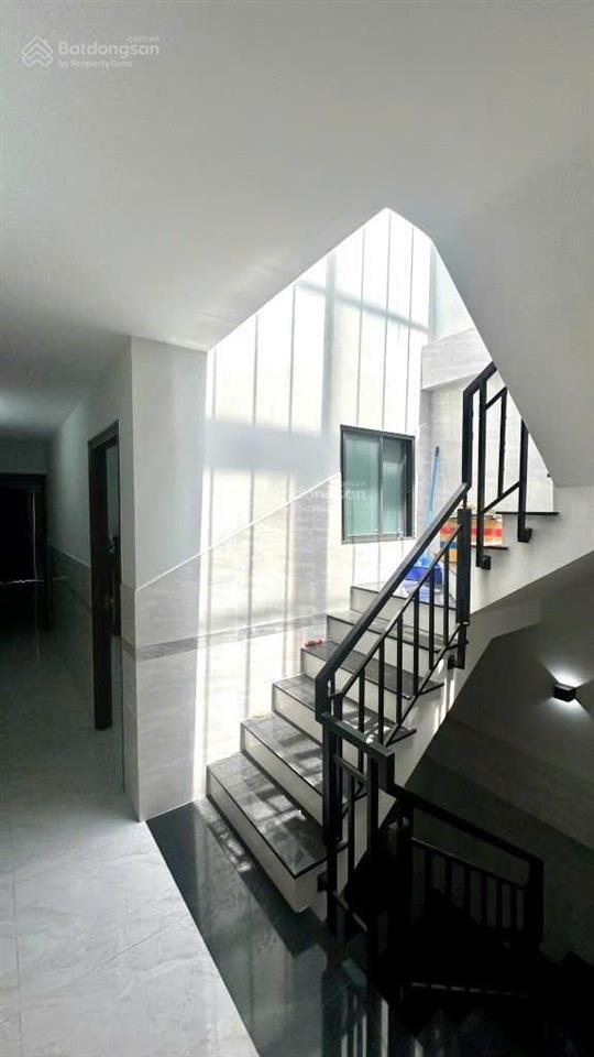 Cho thuê nhà đường huỳnh văn bánh ngay chợ phú nhuận, dt 80m x 3 tầng, vị trí kinh doanh đắc địa