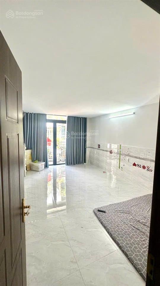 Cho thuê nhà đường huỳnh văn bánh ngay chợ phú nhuận, dt 80m x 3 tầng, vị trí kinh doanh đắc địa