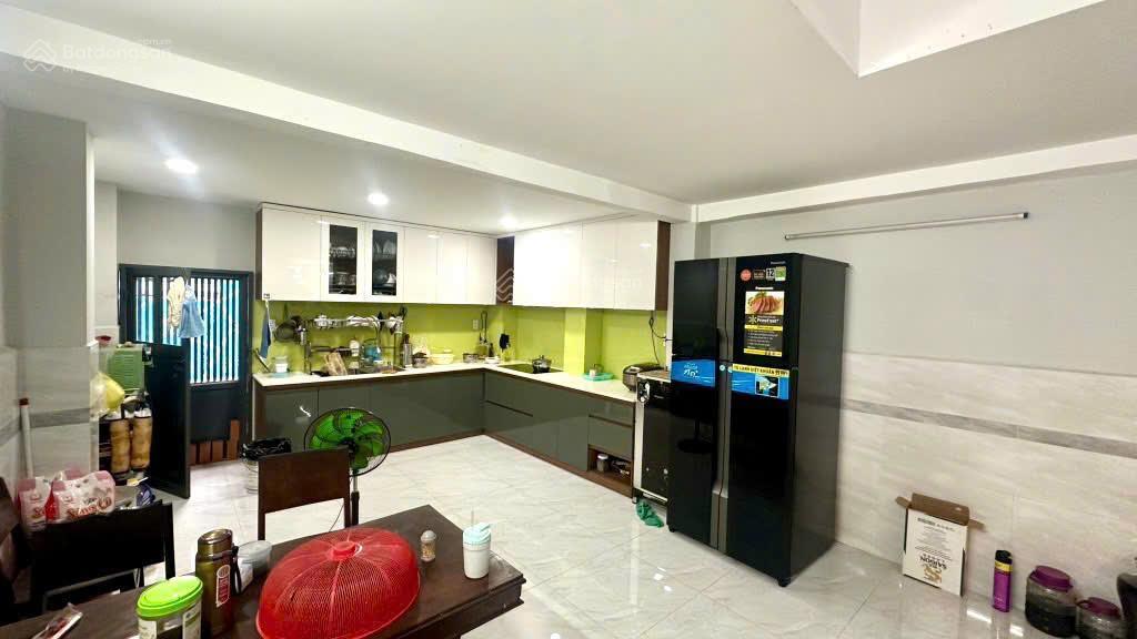 Cho thuê nhà đường huỳnh văn bánh ngay chợ phú nhuận, dt 80m x 3 tầng, vị trí kinh doanh đắc địa