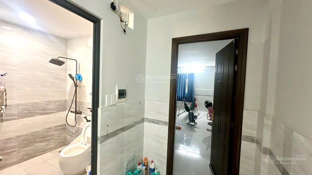 Cho thuê nhà đường huỳnh văn bánh ngay chợ phú nhuận, dt 80m x 3 tầng, vị trí kinh doanh đắc địa