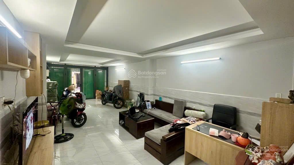 Cho thuê nhà đường huỳnh văn bánh ngay chợ phú nhuận, dt 80m x 3 tầng, vị trí kinh doanh đắc địa