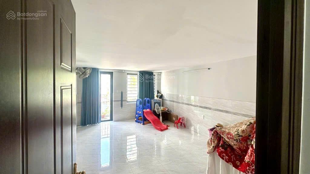 Cho thuê nhà đường huỳnh văn bánh ngay chợ phú nhuận, dt 80m x 3 tầng, vị trí kinh doanh đắc địa