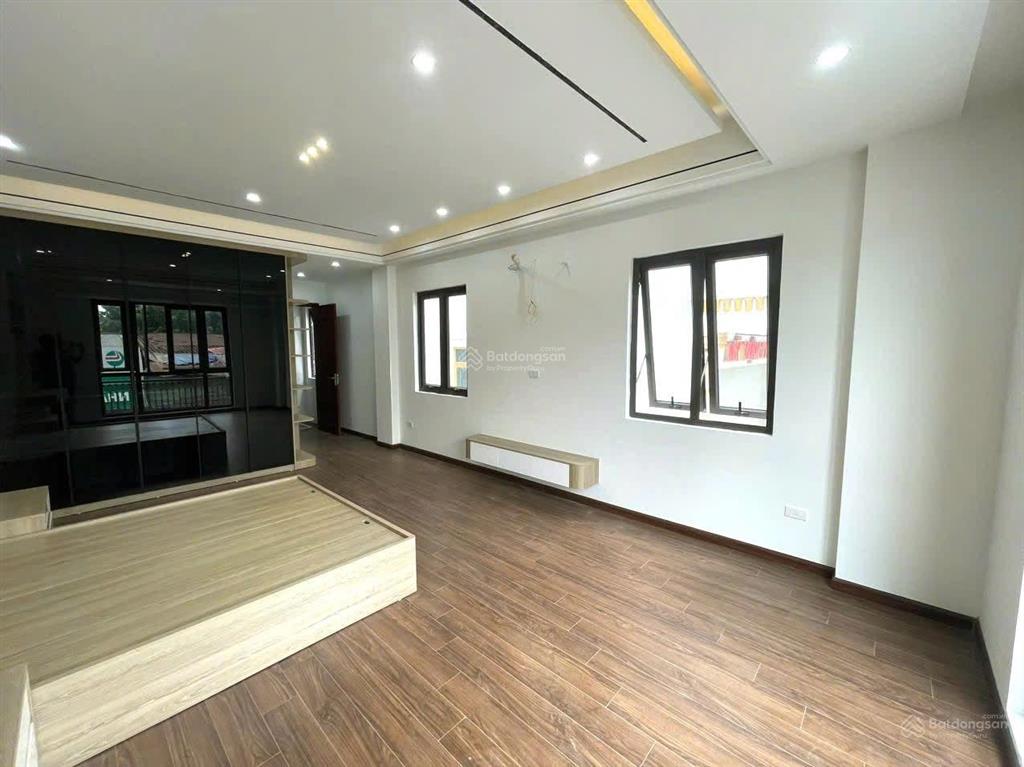 Chính chủ bán nhà mặt phố lô góc nguyễn đức cảnh, 50m2 x 5 tầng. hướng nam thoáng mát. sổ đỏ cc