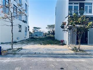 Bán lô kẹp vệt cây xanh gần trường đại học fpt gần kênh sinh thái