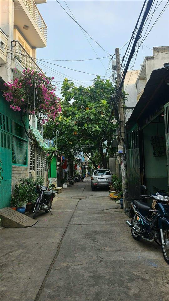 Nhà hẻm 688 hương lộ 2, đường xe hơi vào. dân cư đông đúc. hẻm thông, an ninh