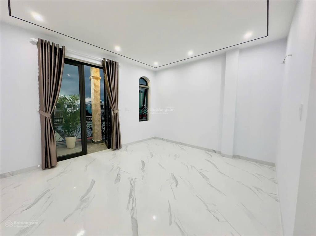 Chính chủ gửi bán nhà 3 tầng full nội thất mt đường dương đức hiền.đà nẵng