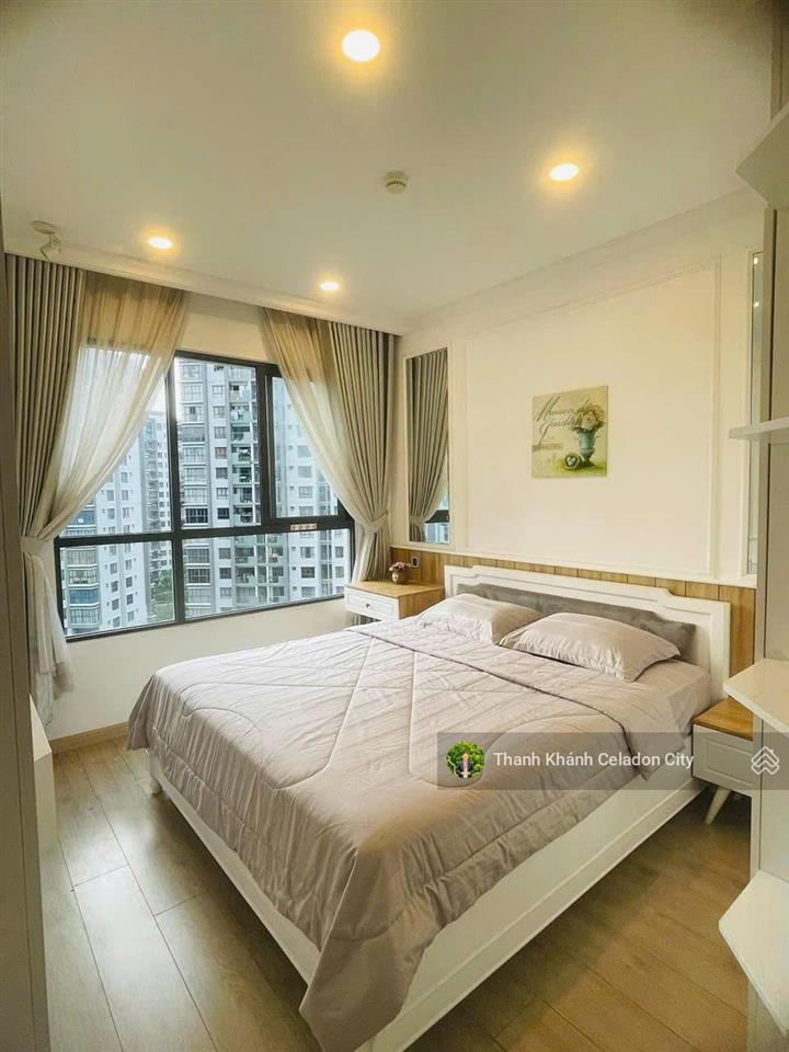 Bán gấp căn 2pn, 2wc, 1 bancon, 71m2 khu emerald celadon city tân phú, giá 5ty8 view hồ, đông nam