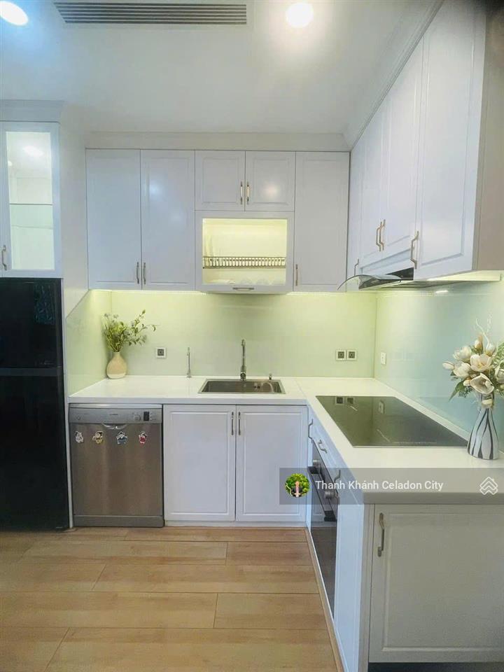 Bán gấp căn 2pn, 2wc, 1 bancon, 71m2 khu emerald celadon city tân phú, giá 5ty8 view hồ, đông nam