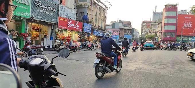Chính chủ cho thuê nguyên căn nhà 81c phố hai bà trưng, 4 tầng, mt 5m, vị trí đẹp, kinh doanh tốt