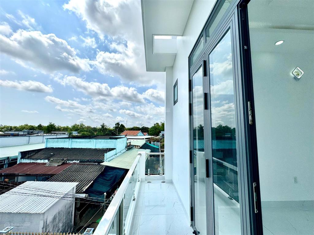 Nhà phố sân vườn tân cổ điển  hơn 180m²