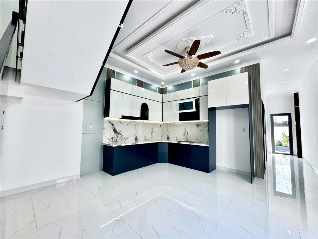 Nhà phố sân vườn tân cổ điển  hơn 180m²
