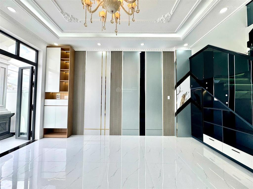 Nhà phố sân vườn tân cổ điển  hơn 180m²