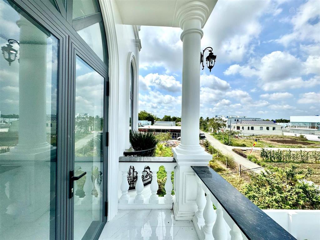 Nhà phố sân vườn tân cổ điển  hơn 180m²