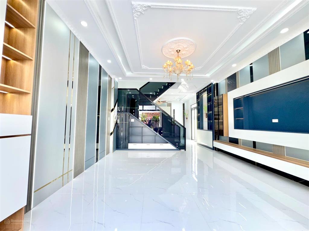 Nhà phố sân vườn tân cổ điển  hơn 180m²