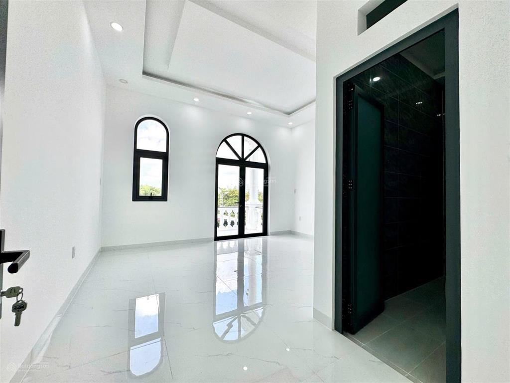 Nhà phố sân vườn tân cổ điển  hơn 180m²