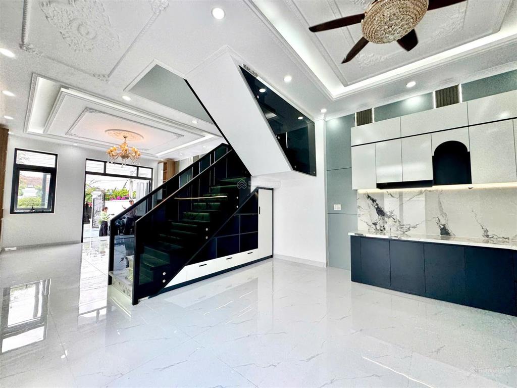 Nhà phố sân vườn tân cổ điển  hơn 180m²