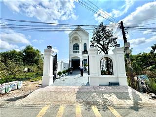 Nhà phố sân vườn tân cổ điển  hơn 180m²