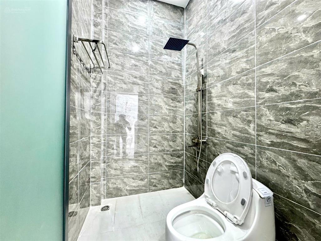 Nhà phố sân vườn tân cổ điển  hơn 180m²