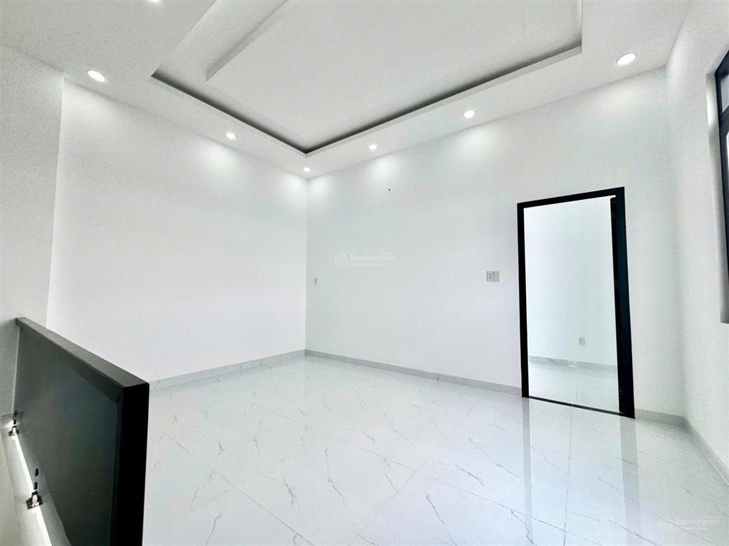 Nhà phố sân vườn tân cổ điển  hơn 180m²