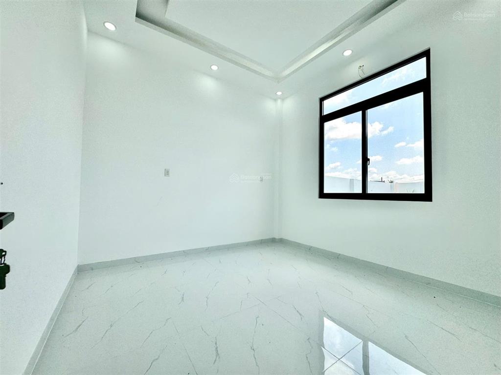 Nhà phố sân vườn tân cổ điển  hơn 180m²