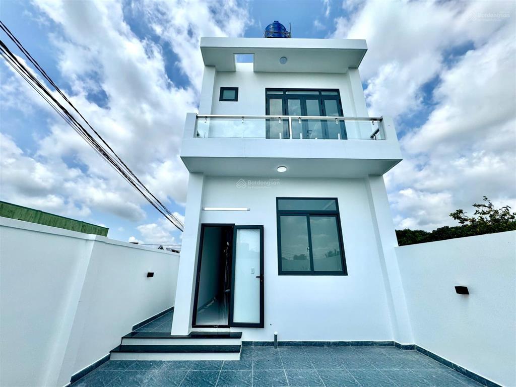 Nhà phố sân vườn tân cổ điển  hơn 180m²