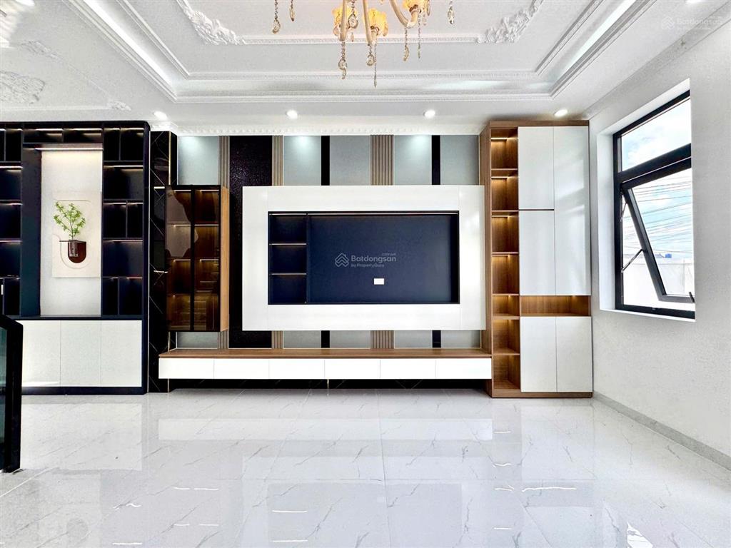Nhà phố sân vườn tân cổ điển  hơn 180m²