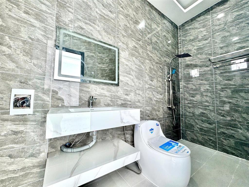Nhà phố sân vườn tân cổ điển  hơn 180m²