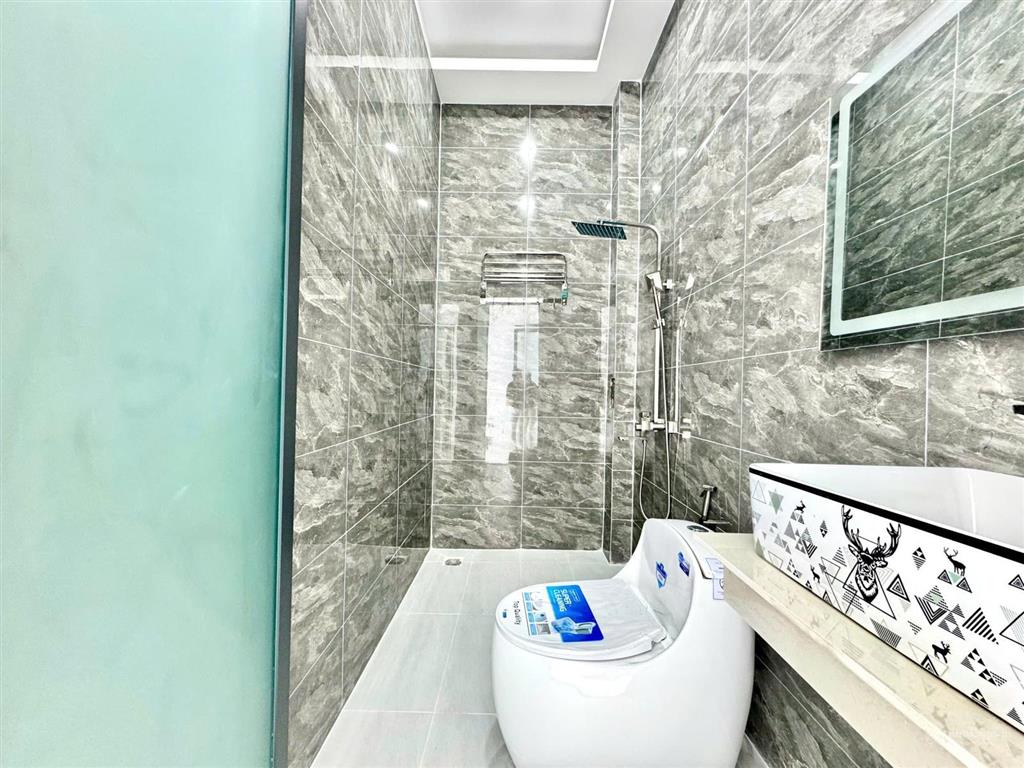 Nhà phố sân vườn tân cổ điển  hơn 180m²