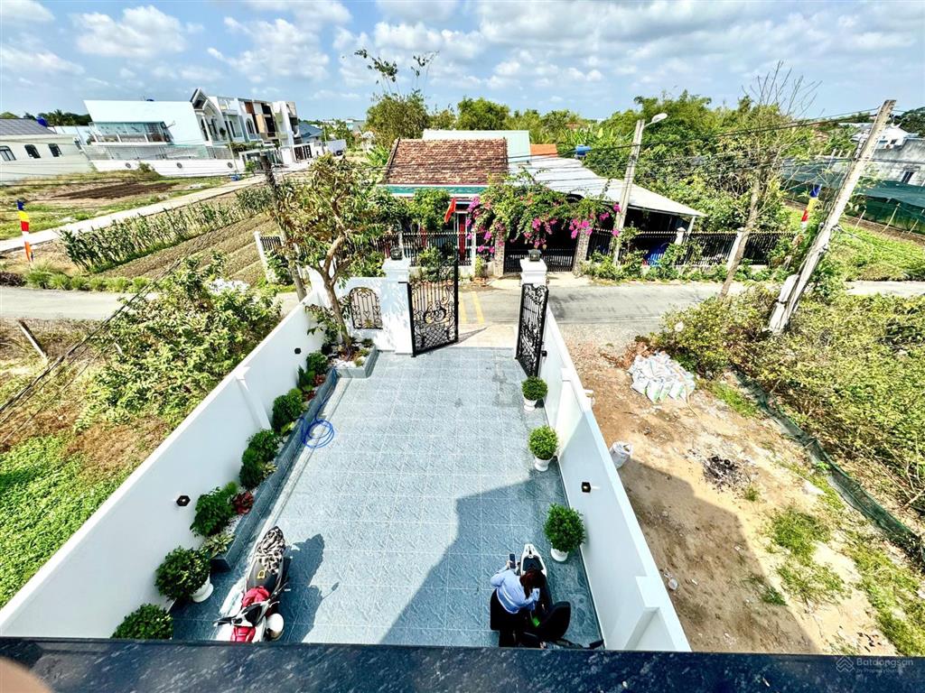 Nhà phố sân vườn tân cổ điển  hơn 180m²