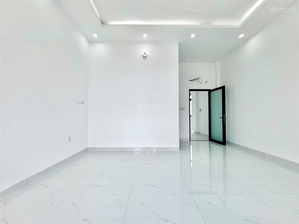 Nhà phố sân vườn tân cổ điển  hơn 180m²