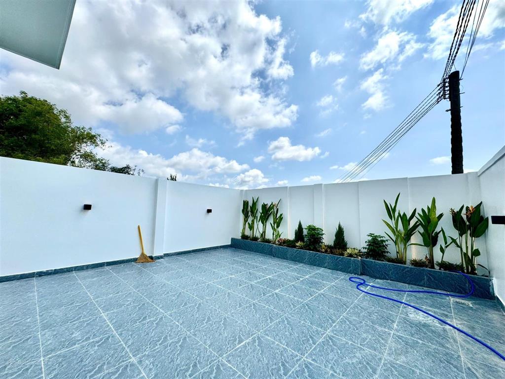 Nhà phố sân vườn tân cổ điển  hơn 180m²