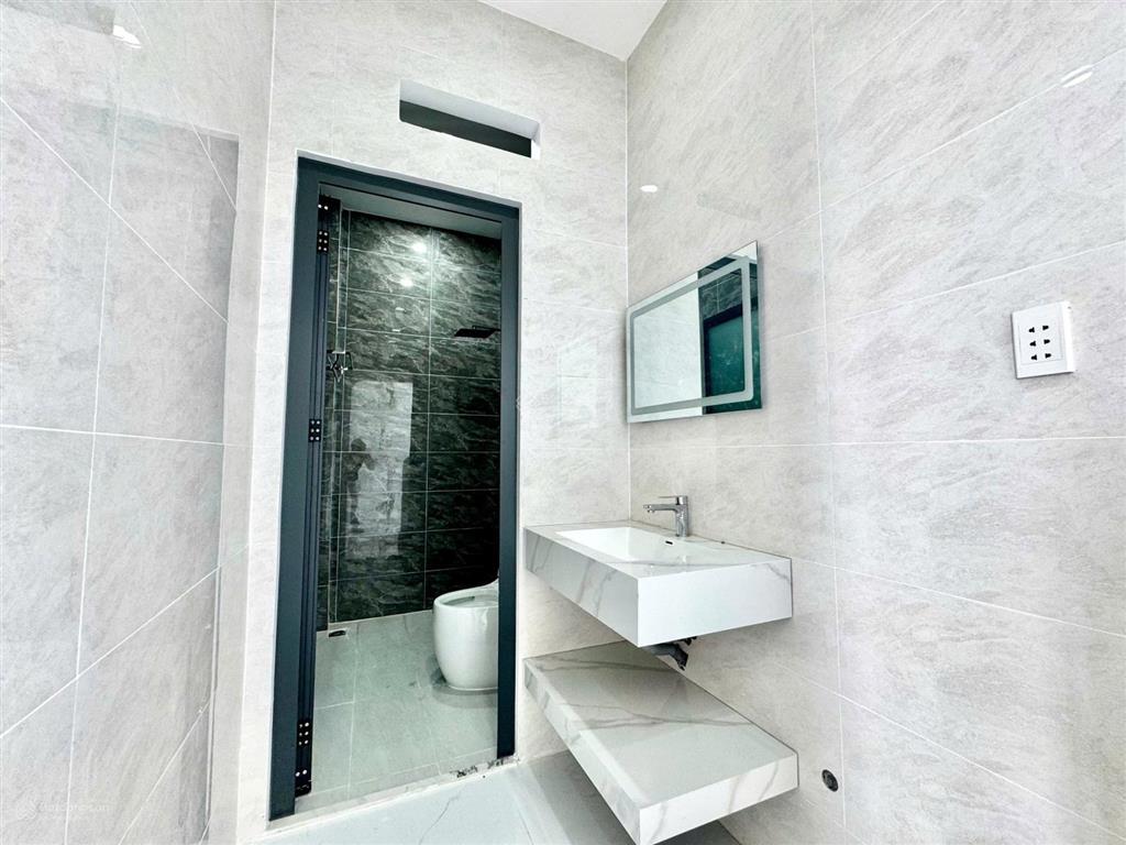 Nhà phố sân vườn tân cổ điển  hơn 180m²