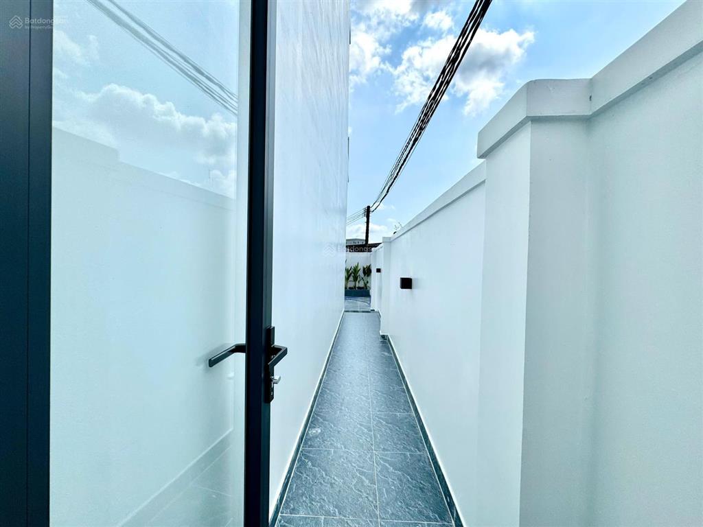 Nhà phố sân vườn tân cổ điển  hơn 180m²
