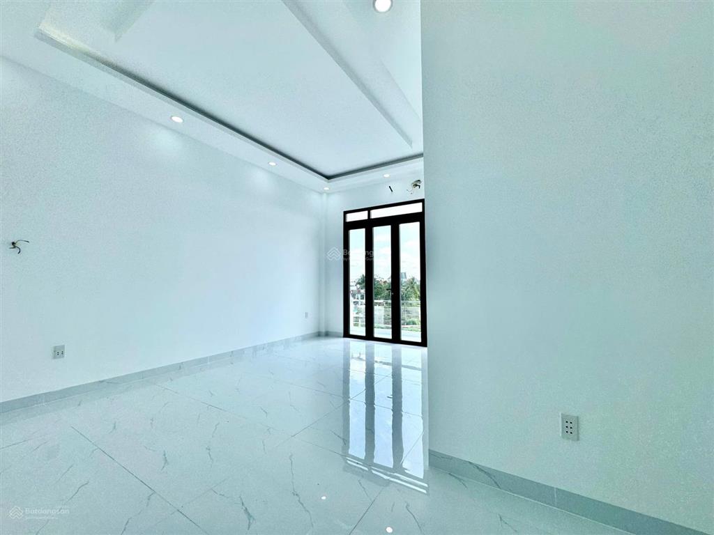 Nhà phố sân vườn tân cổ điển  hơn 180m²