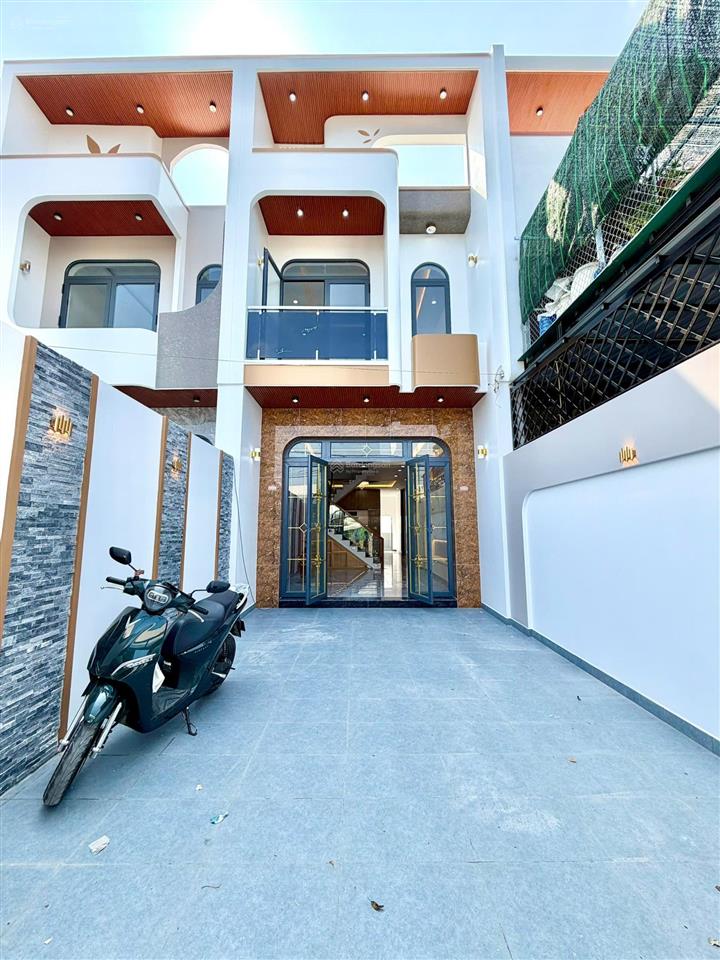 Nhà mới hoàn thiện mặt tiền lê thị tám dọn vào ở ngay