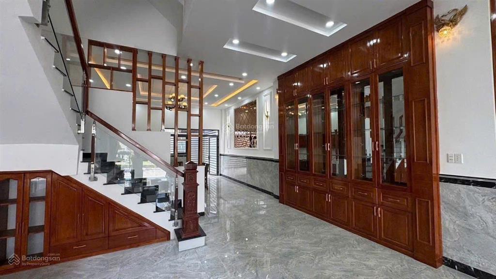 Nhà trục đường chính gần cổng kđt 5 sao 2  five star eco city