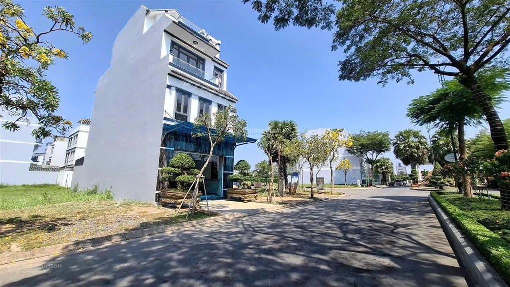 Nhà trục đường chính gần cổng kđt 5 sao 2  five star eco city