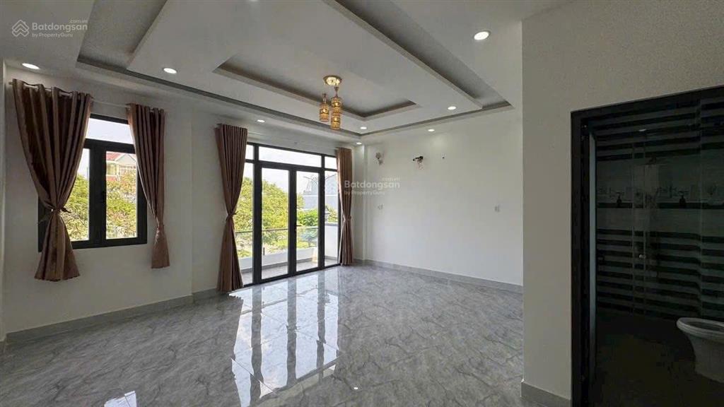 Nhà trục đường chính gần cổng kđt 5 sao 2  five star eco city