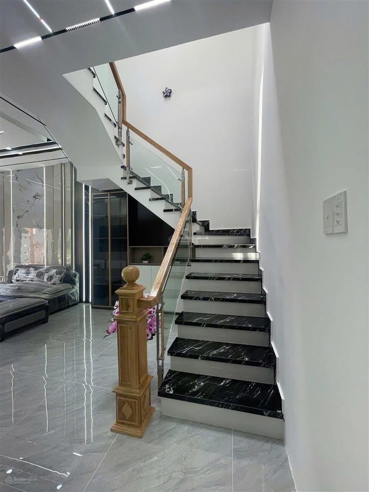 Nhà mới hiện đại kdc hải sơn cạnh chợ hưng long tp hcm