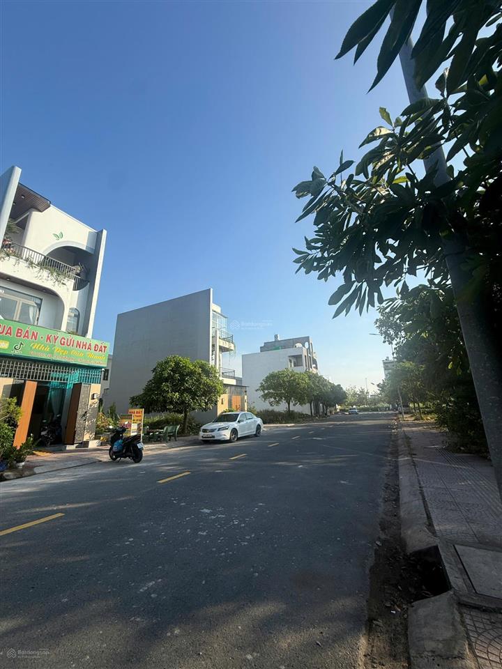 Lô đất đẹp tại the sol giá cực kỳ tốt  view công viên sân bóng đá
