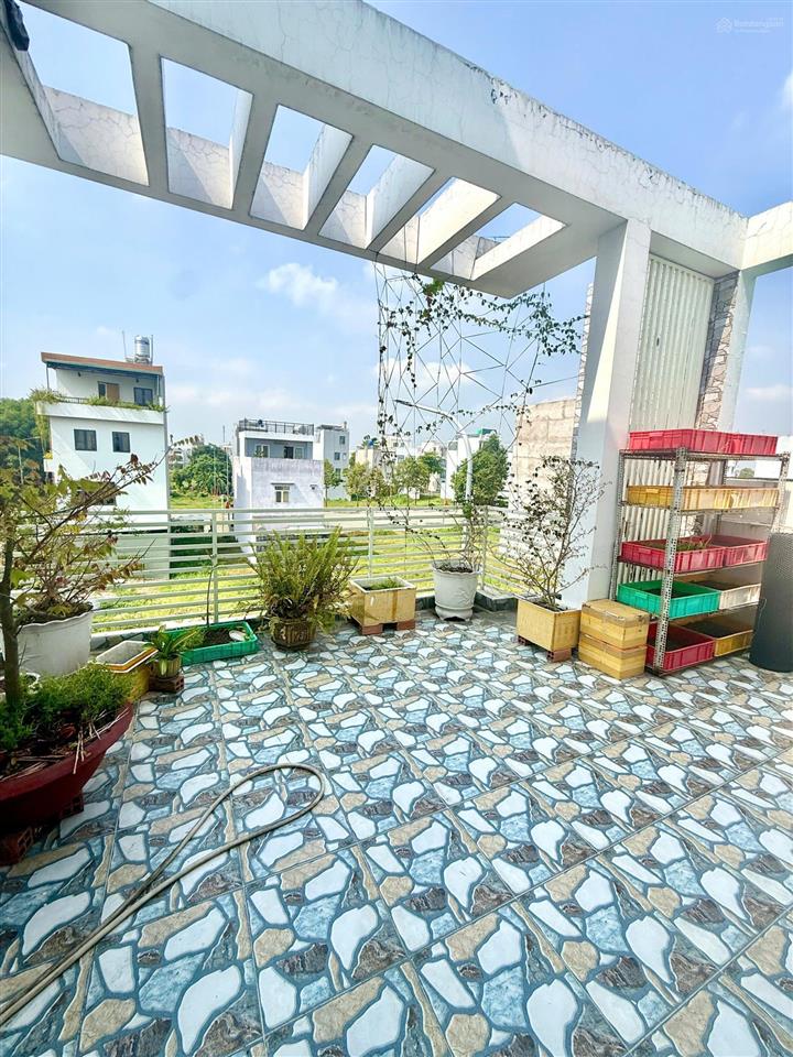 Bán gấp nhà ngộp five star eco city  dt 5.5x15m  4pn 3wc  hướng nam