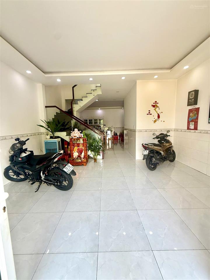 Bán gấp nhà ngộp five star eco city  dt 5.5x15m  4pn 3wc  hướng nam