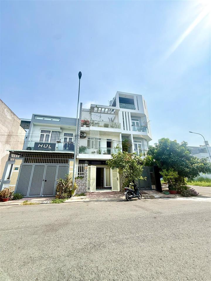 Bán gấp nhà ngộp five star eco city  dt 5.5x15m  4pn 3wc  hướng nam