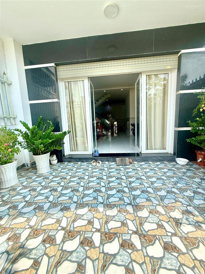 Bán gấp nhà ngộp five star eco city  dt 5.5x15m  4pn 3wc  hướng nam