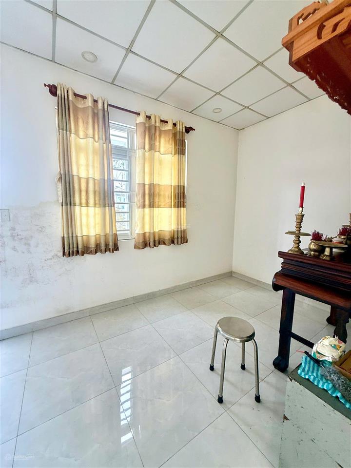 Bán gấp nhà ngộp five star eco city  dt 5.5x15m  4pn 3wc  hướng nam