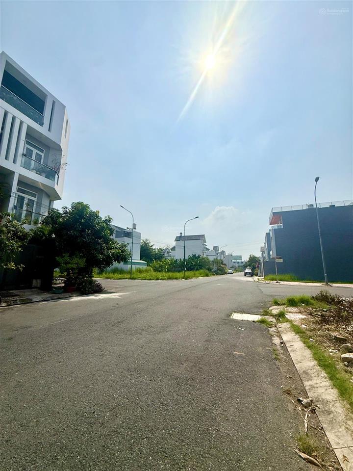 Bán gấp nhà ngộp five star eco city  dt 5.5x15m  4pn 3wc  hướng nam